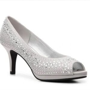 Kelly & Katie Silver Peep Toe Heels /Size…
